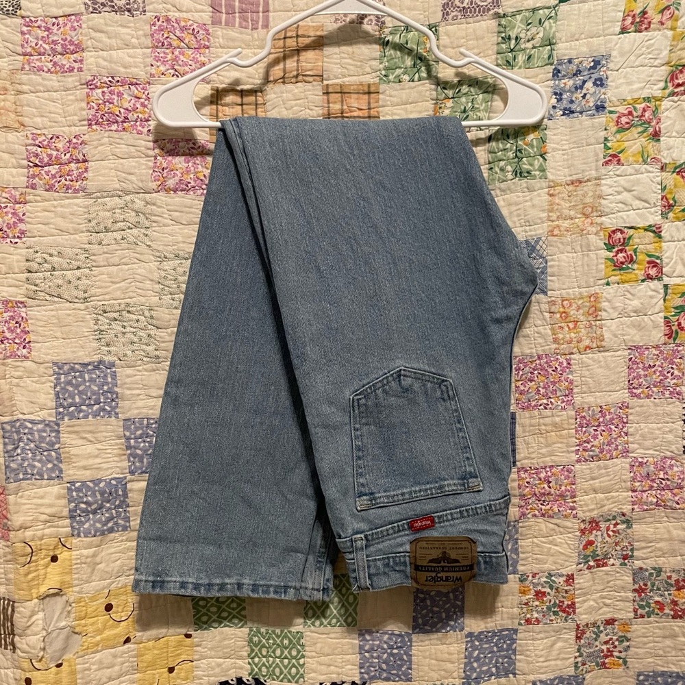 Wranglers - light wash - 30x32 - straight leg